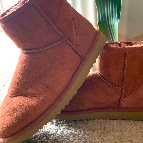 ^sold NWOT Classic II Mini Uggs Size 4 - Picture 2 of 4